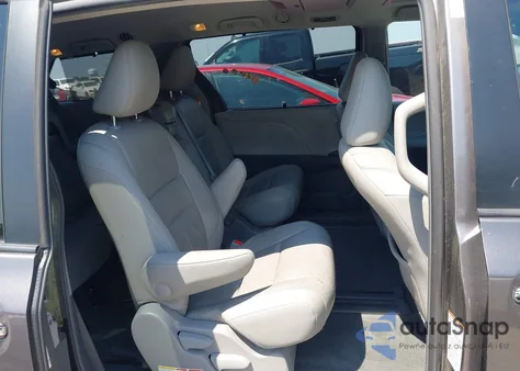 2015 Toyota Sienna Xle Premium 8 Passenger z USA, uszkodzony, nr VIN 5TDYK3DC2FS659691